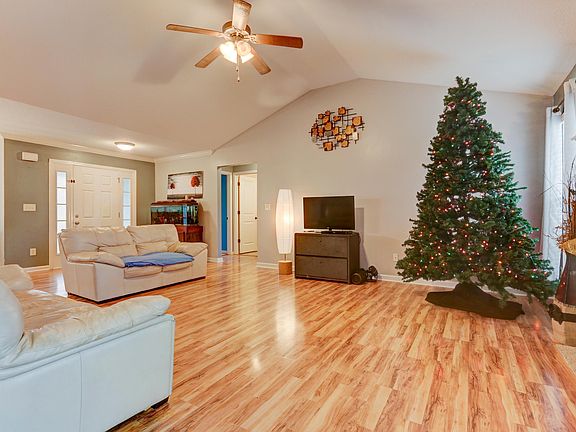4th image of 1083 Garnet Hill Dr