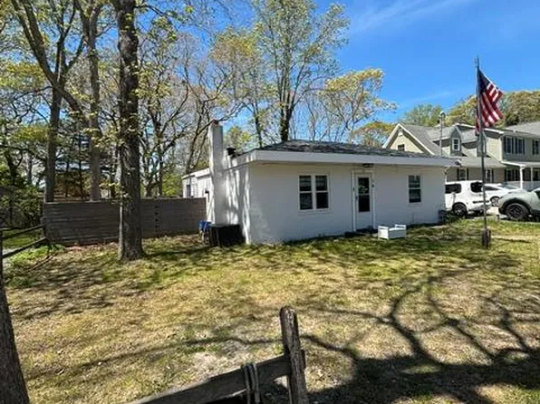 14 Coolidge Road, Hampton Bays, NY 11946
