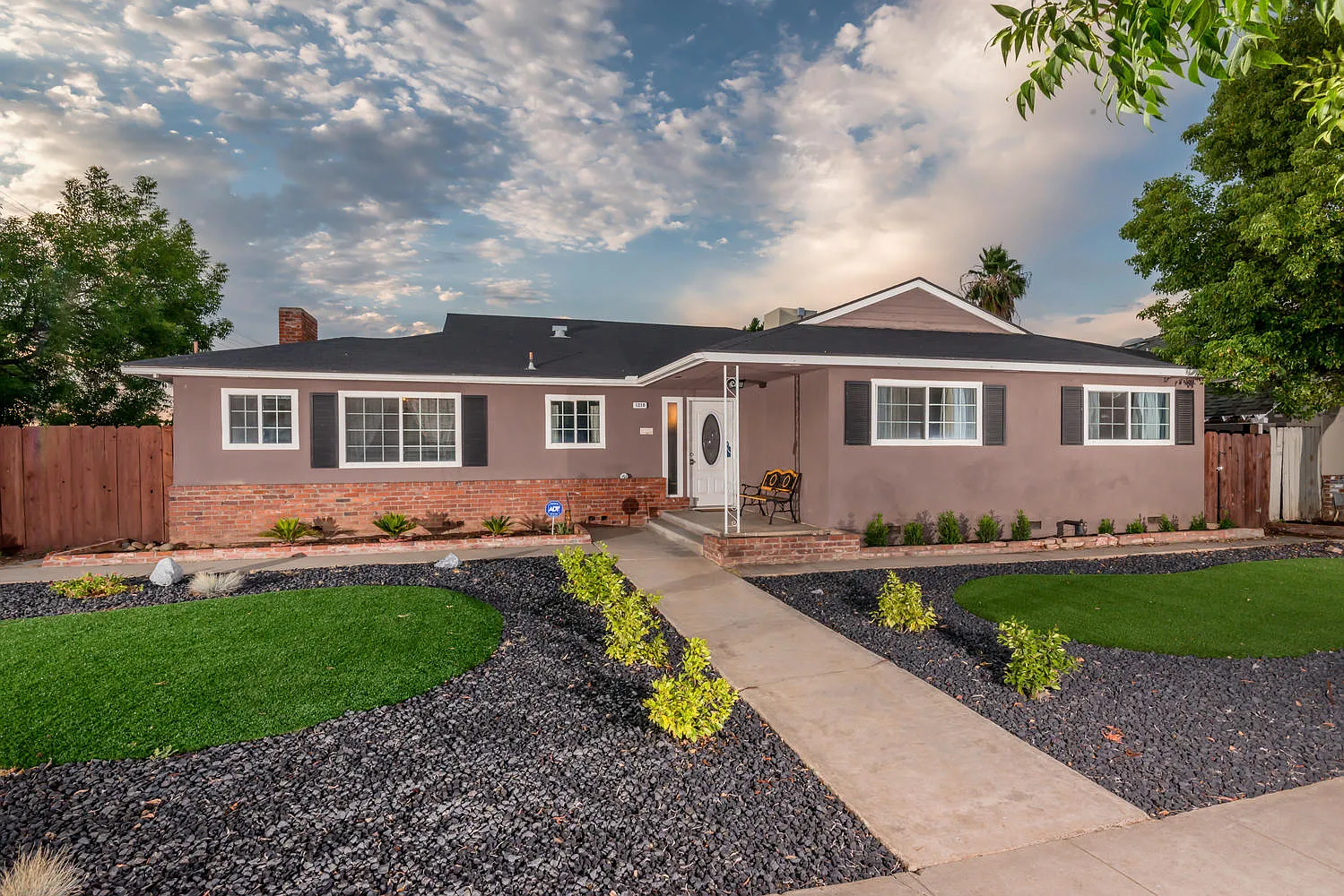 1210 E Escalon Ave photo 1