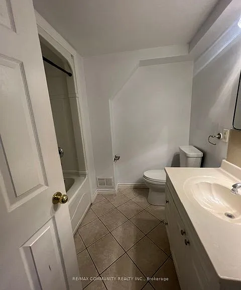 166 Saint Lawrence Dr #BASEMENT — Photo 8