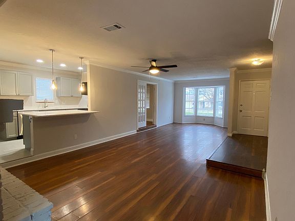 Large Living area, open floorplan, Light and bright