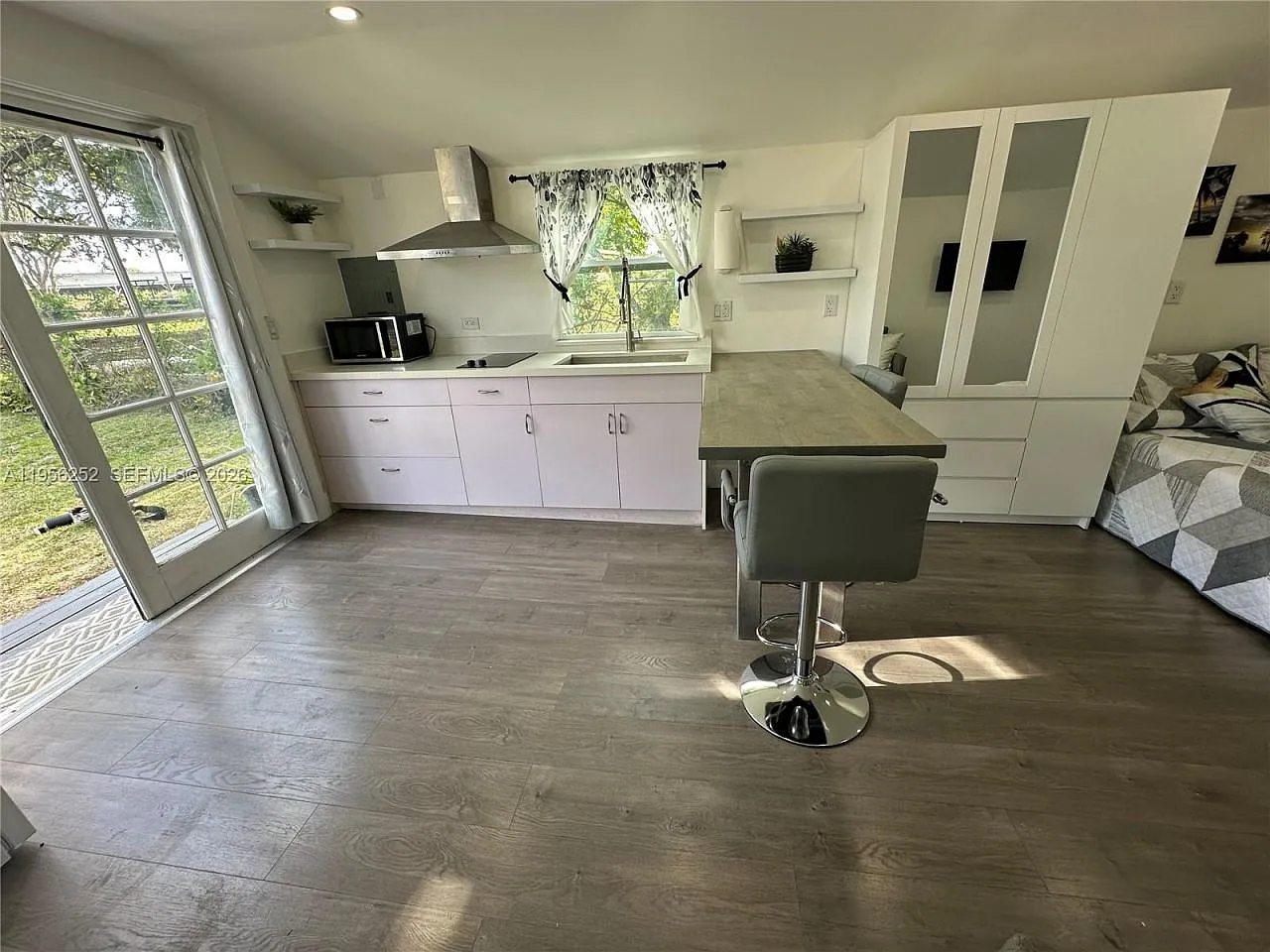 Studio, 1.0 bath, 270 sqft, $1,400 — Photo 2