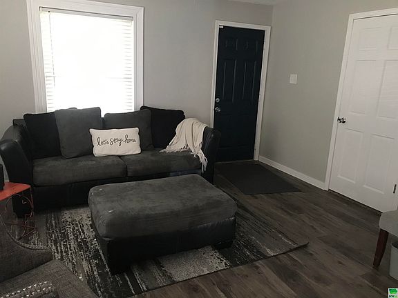 5th image of 904 S Helen St