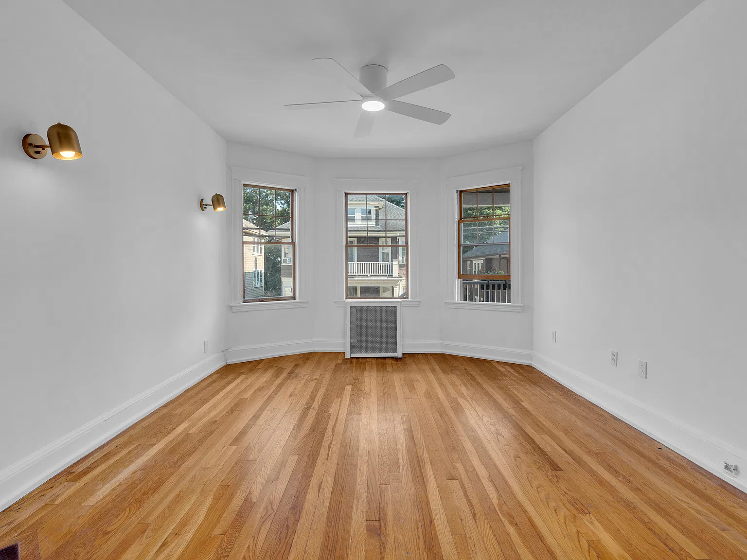 3 bed, 1000 sqft, $2,800 — Photo 1