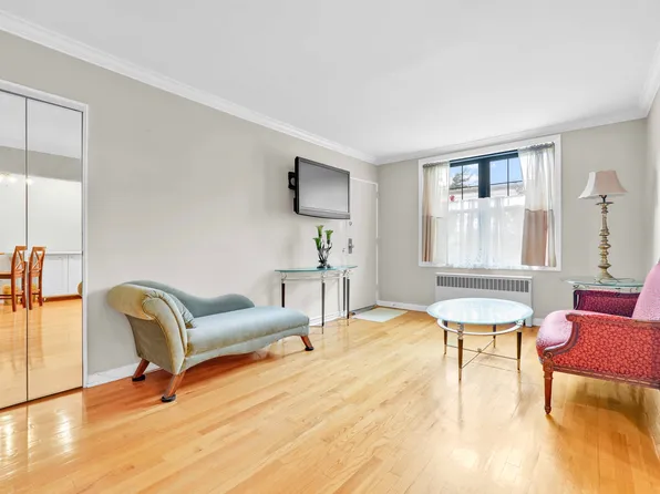 70-47 Park Drive East image 5 of 20