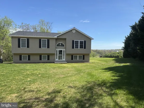 174 Open Field Ln, Falling Waters, WV 25419