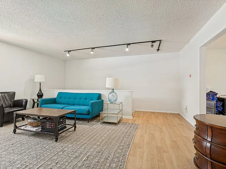 102 Vassar Ln #17 — Photo 6