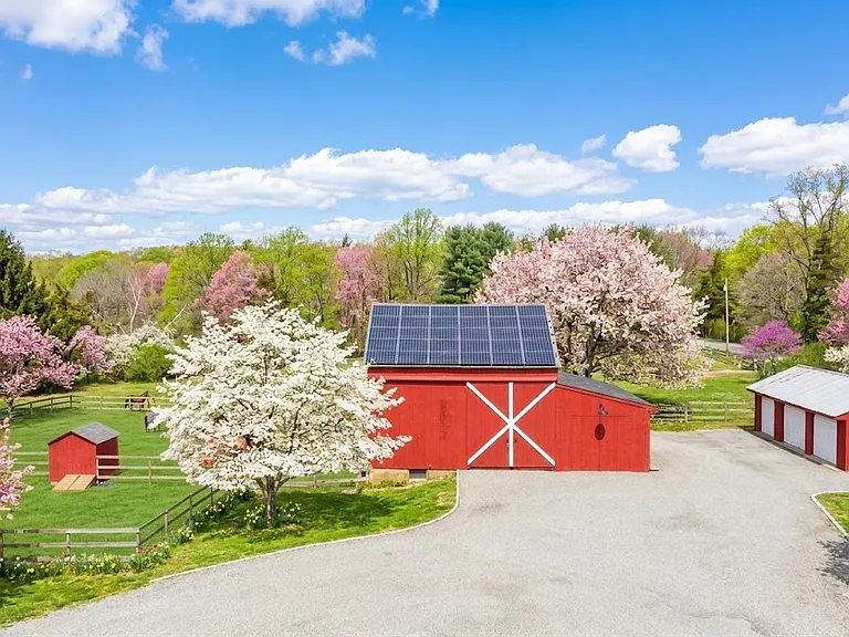 323 Green Hill Rd — Photo 17