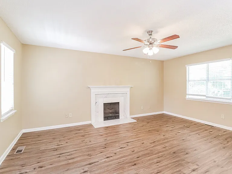 380 Canter Ct NW — Photo 4