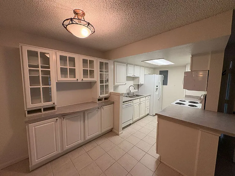 8555 Fairmount Dr #B205 — Photo 3