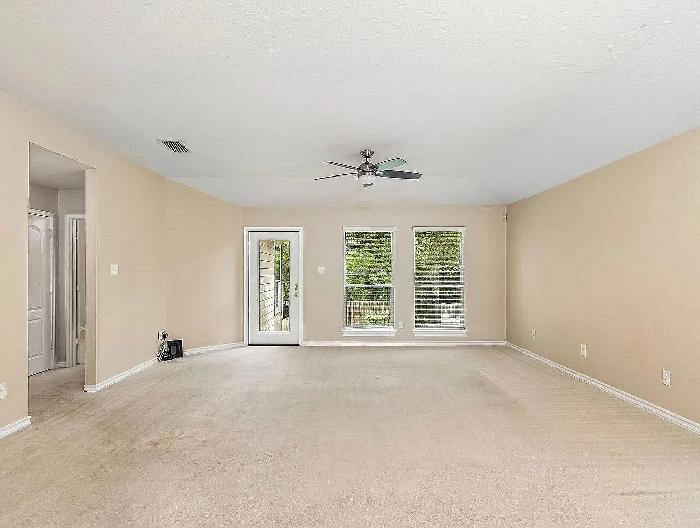 3 bed, 1659 sqft, $2,345 — Photo 2