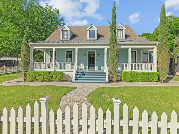 419 E Travis St, Fredericksburg, TX 78624