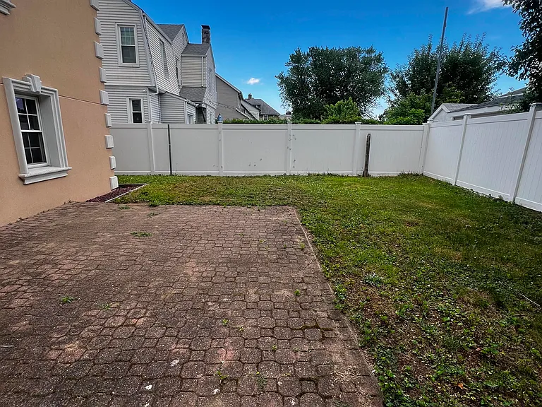 Briggs Ave — Photo 6