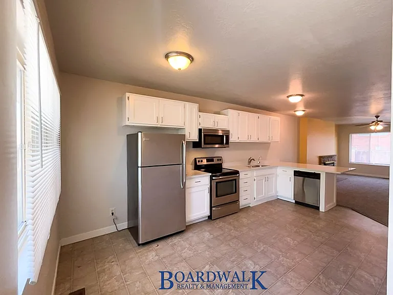 325 E Baird Cir — Photo 8