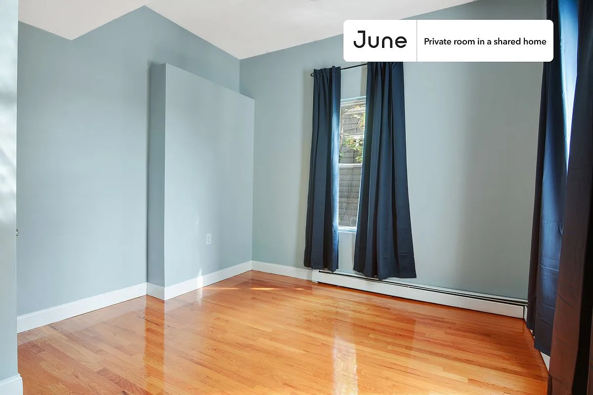 Queen bedroom in 4 bed/2 bath home in Allston #534 B — Photo 2