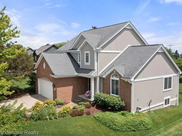 6641 Loch Moor Ct, Clarkston, MI 48346