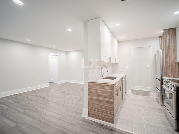 5th image of 2937 N Pine Grove Ave #213