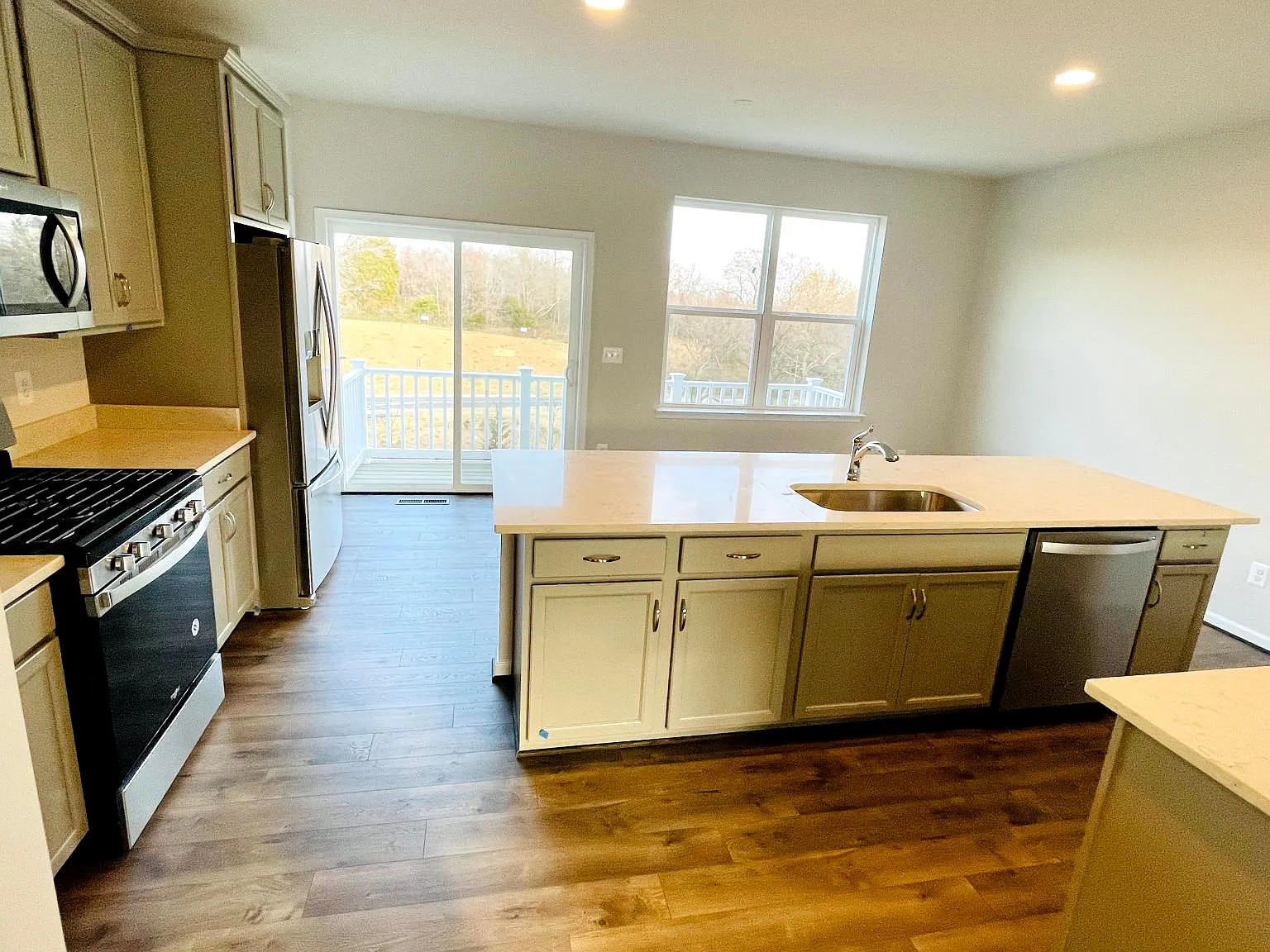 3 bed, 1900 sqft, $3,400 — Photo 3