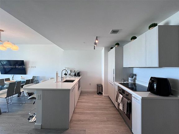 4th image of 501 NE 31st St #28