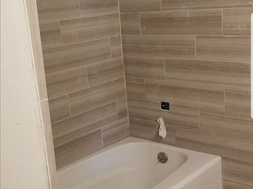 1st image of 9860 Parkway Dr NE