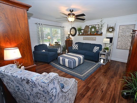 3rd image of 1312 Arapaho Ln