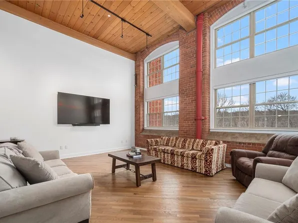 1 Tupperware Dr Unit 134, North Smithfield, RI 02896