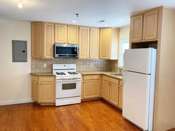 21 S Eckar St APT B, Irvington, NY 10533