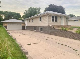 455 Division St, Gaylord, MN 55334