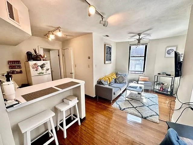 13 Charter St #2R — Photo 2