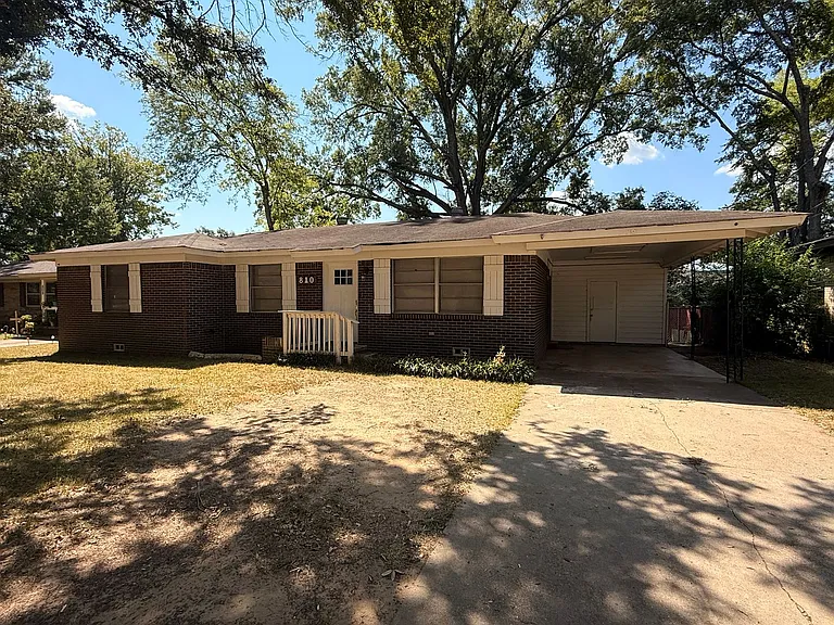 810 Glencrest Ln — Photo 1