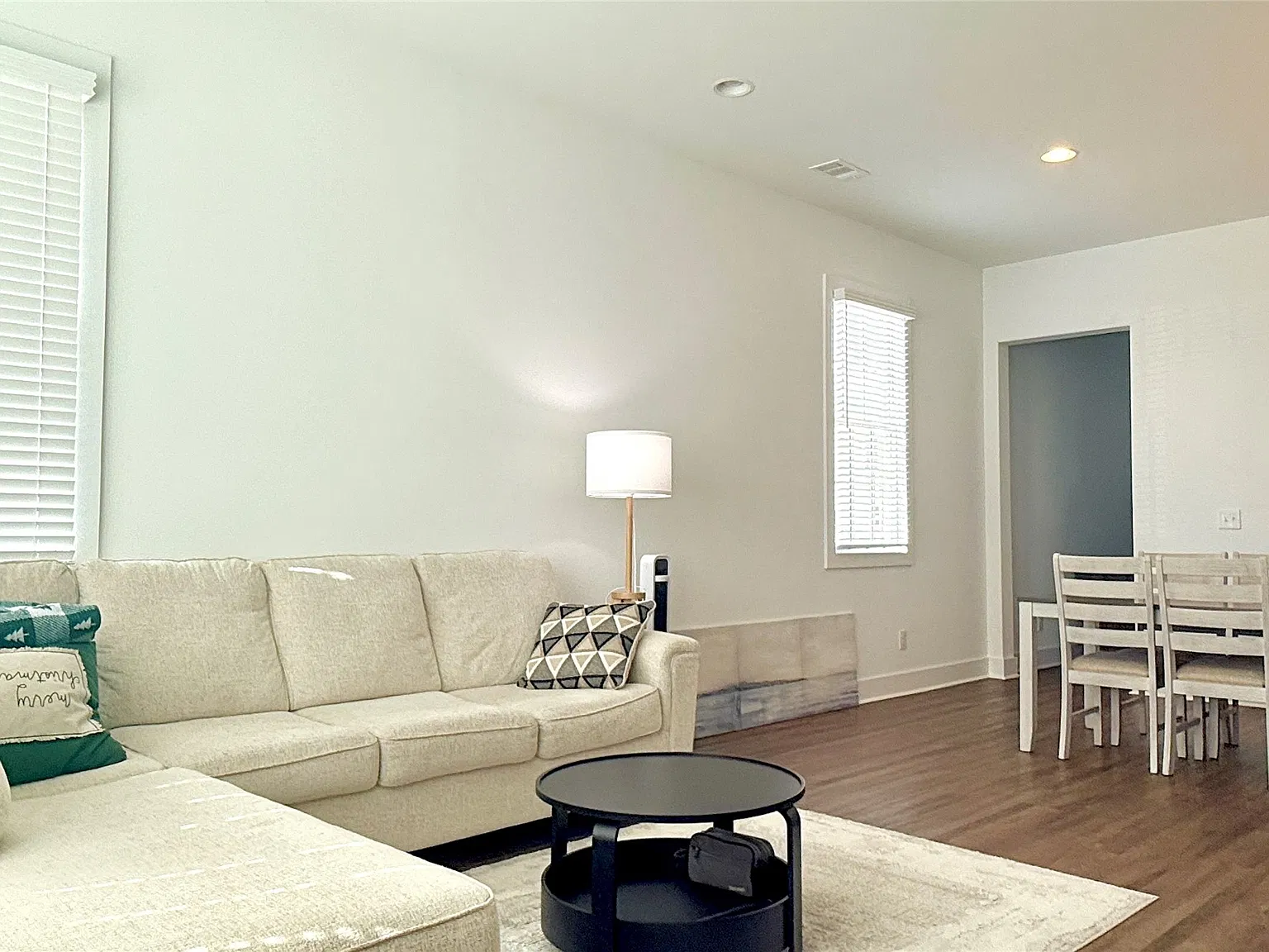 3 bed, 3.0 bath, 1760 sqft, $2,500 — Photo 2
