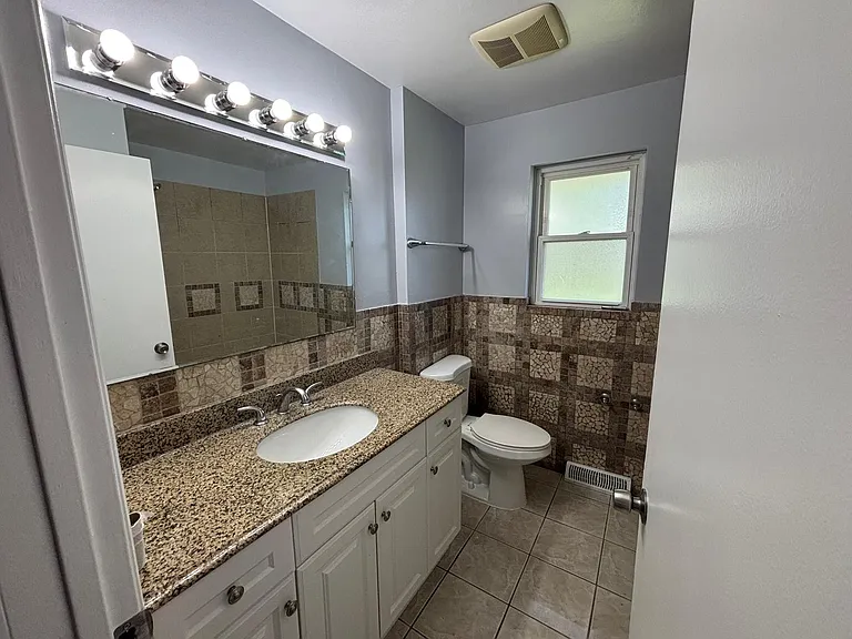 Full Bathroom with tub