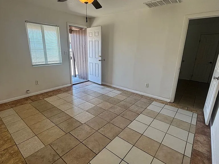 702 Adams Ave — Photo 2