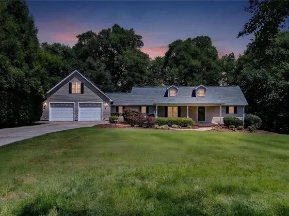 2911 Woodhaven Dr, Asheboro, NC 27205