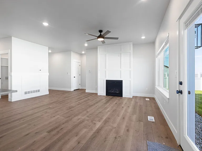656 Jeanine Dr — Photo 11