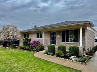 22741 Foxcroft St, Woodhaven, MI 48183