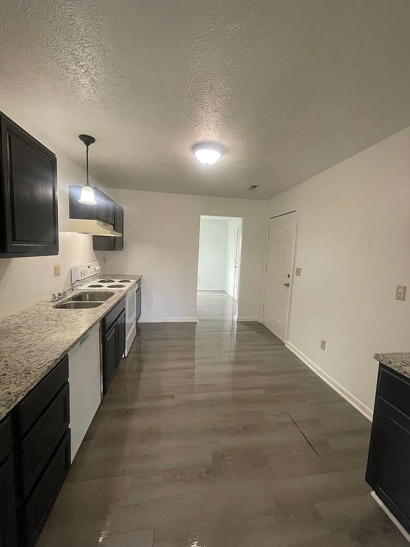 3 Bedrooms. 2 Bathrooms. Giant Backyard. What More Do You Need? — Photo 3
