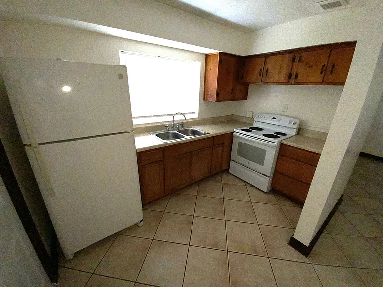 2408 Gillis St — Photo 5