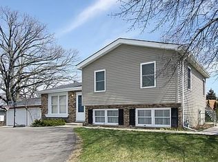 2401 SE Thornwood Dr, Lindenhurst, IL 60046