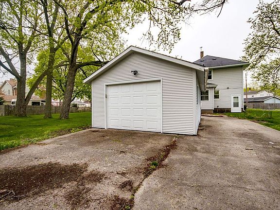 3rd image of 2107 Pleasant Plain Ave
