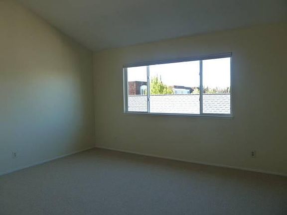 3rd image of 723 Comet Dr