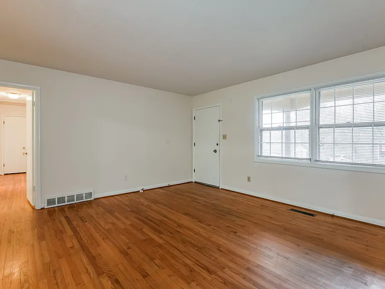 37 Imperial Ct — Photo 3
