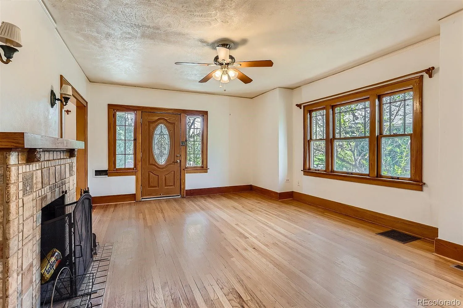 4 bed, 2.0 bath, 1993 sqft, $3,000 — Photo 2