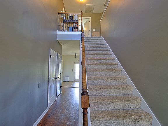 3rd image of 608 Red Oak Ln