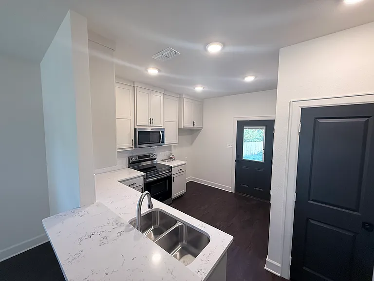 616 Oak St — Photo 1