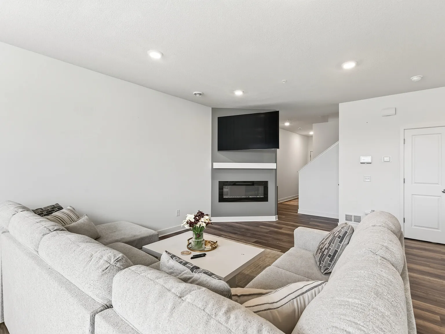 3 bed, 1894 sqft, $3,300 — Photo 2