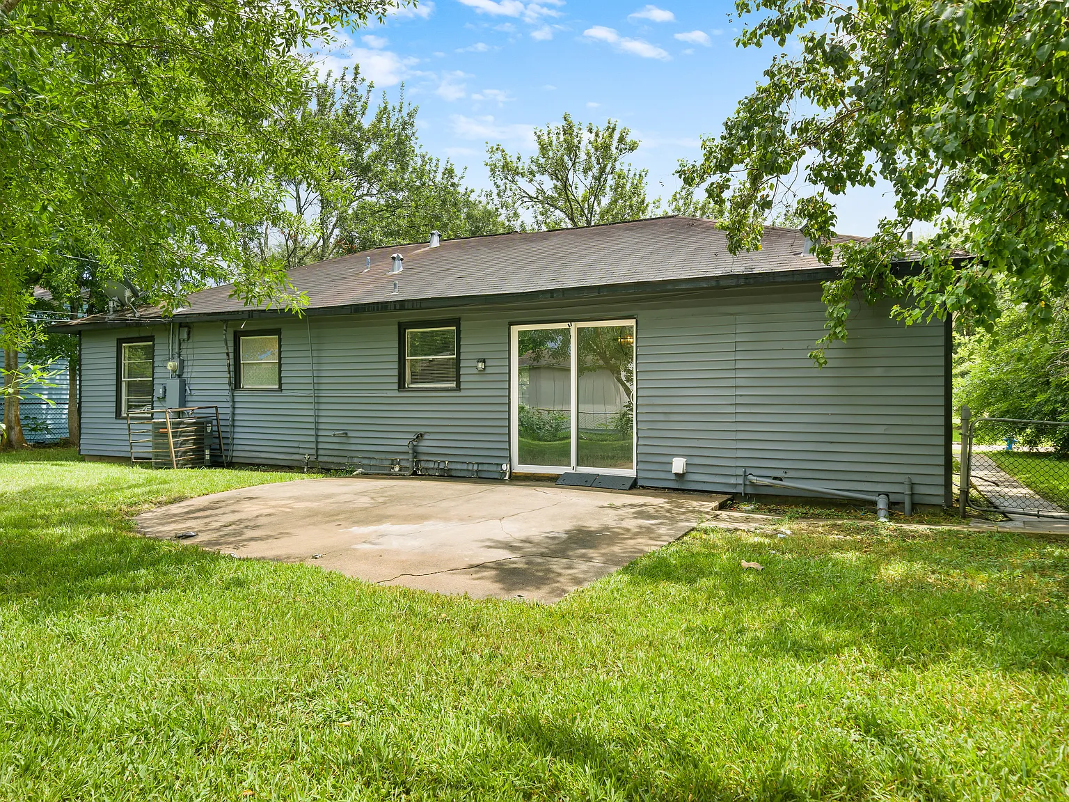 4 bed, 1600 sqft, $1,900 — Photo 2