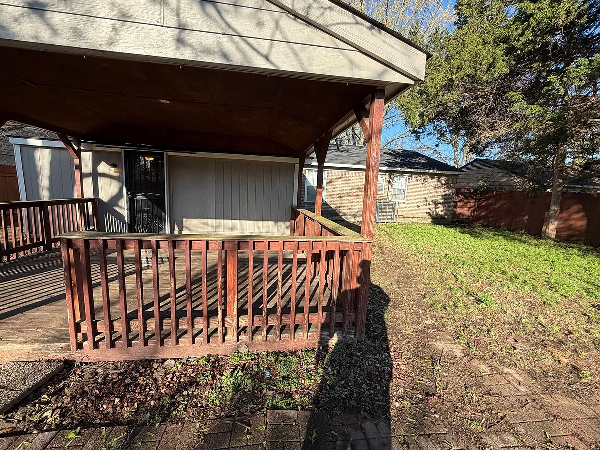 Building Photo - 6360 Greenbriar Dr
