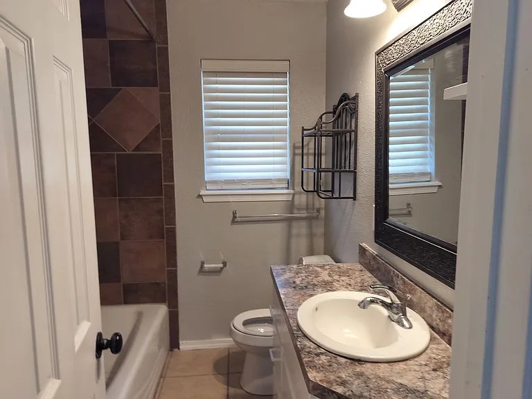 105 W Clegern Ave — Photo 3