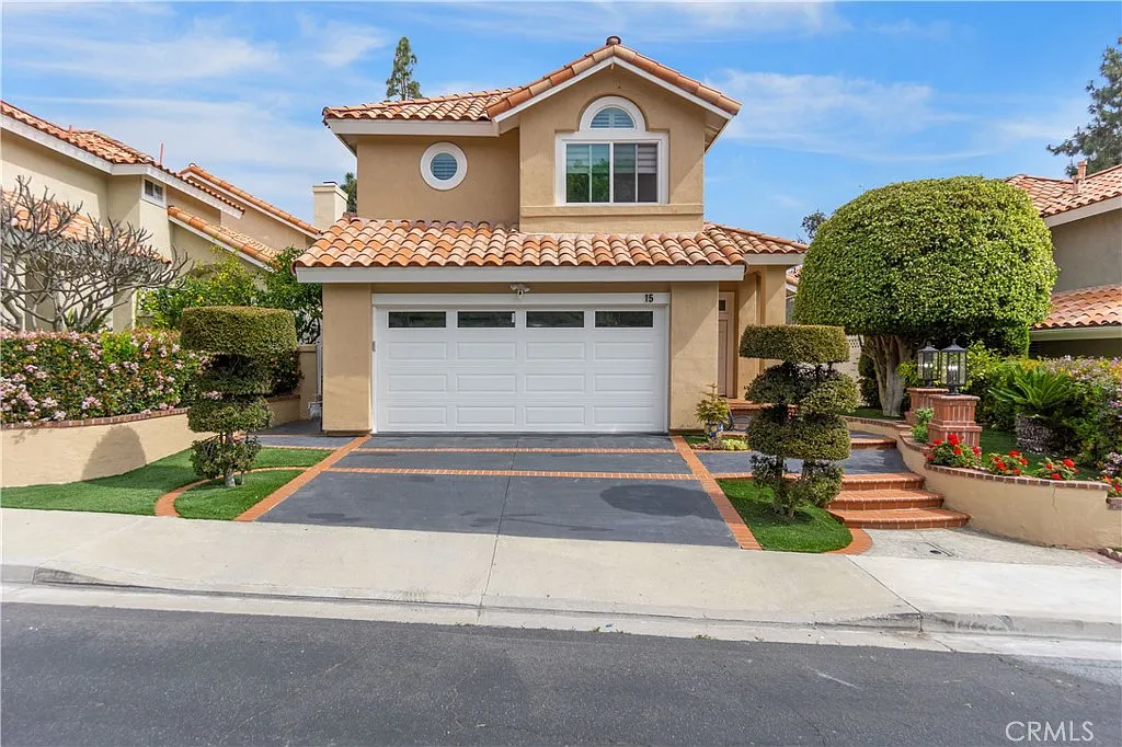 3 bed, 2.5 bath, 2026 sqft, $6,200 — Photo 2